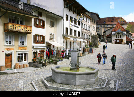 Schweiz, GruyÞres Burg und Stadt im Schweizer Kanton Freiburg, Zentralmarkt mit Brunnen und zahlreichen Restaurants, Stockfoto