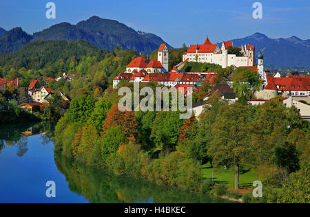 Deutschland, Bayern, Blick von der alten Stadt von Füssen über den Lechfluss "Hohes Schloss" (hohe Burg), Kloster Sankt Mang, Allgäuer Voralpen, Lechsteg, Stockfoto