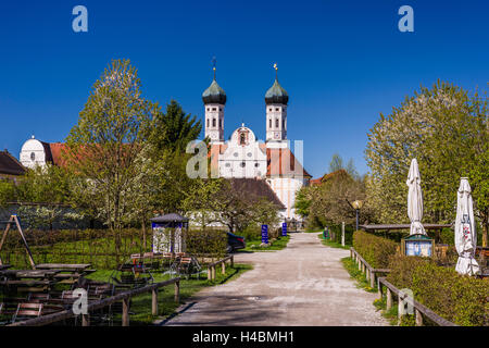 Deutschland, Bayern, Oberbayern, Tölzer Land (Gebiet), Benediktbeuern, Kloster von Benediktbeuern, Biergarten Stockfoto