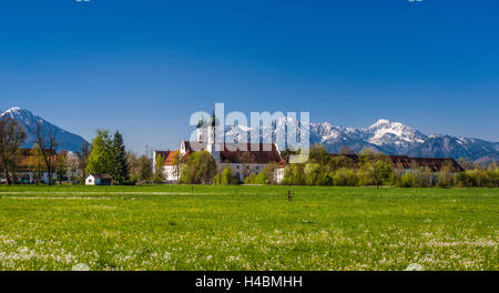 Deutschland, Bayern, Oberbayern, Tölzer Land (Gebiet), Benediktbeuern, Kloster von Benediktbeuern gegen Voralpen mit Jochberg, Herzogstand Und Heimgarten Berg Stockfoto