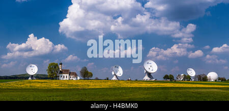 Deutschland, Bayern, Oberbayern, Fünfseenland, Ammersee Region, Raisting, Kirche St. Johann, Dish Antennen der Bodenstation, EMC, Emerging Markets Communications Stockfoto