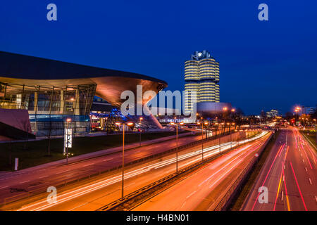 Deutschland, Bayern, Oberbayern, München, Georg-Brauchle-Ring, BMW Welt, BMW Museum, BMW hoch steigen Stockfoto