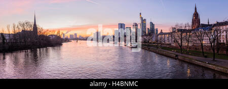 Deutschland, Hessen, Frankfurt am Main, Skyline bei Sonnenuntergang Stockfoto