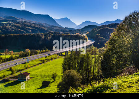 Deutschland, Bayern, Oberbayern, Pfaffenwinkel, Großweil, Autobahn A95, Loisachbrücke gegen Wettersteingebirge, Estergebirge und Ammergebirge, wie aus Weiler Stern gesehen Stockfoto