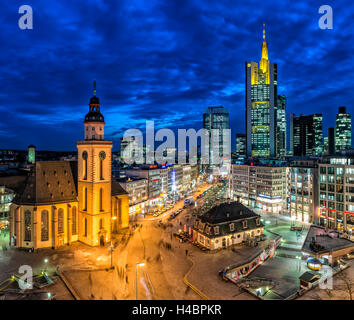 Deutschland, Hessen, Frankfurt am Main, Skyline mit Hauptwache und St. Katharinen Kirche Stockfoto