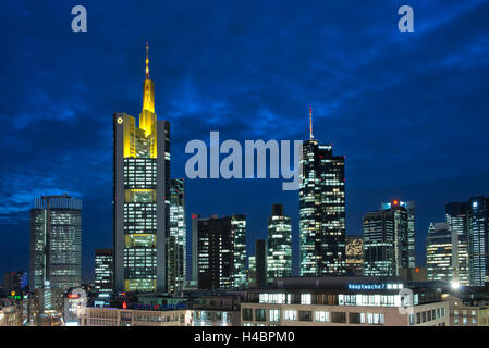 Deutschland, Hessen, Frankfurt am Main, finanziellen Bezirk in der Abenddämmerung Stockfoto