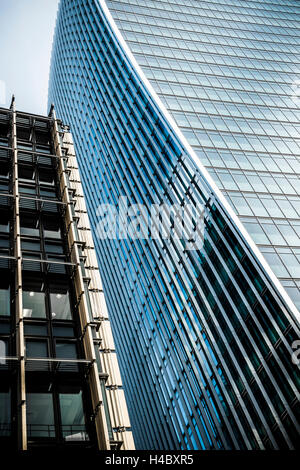 Fenchurch Street im Bau am 08. Oktober. 2013 in London, UK, das Gebäude in die Schlagzeilen zum Schmelzen eines Autos aus Sonnenlicht reflektiert, City of London untersuchen. Stockfoto