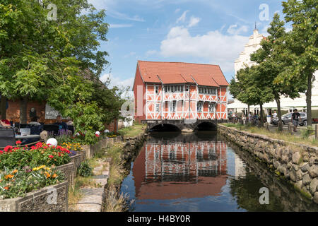 Fachwerkbau über der Grube Fluss oder Mühlenbach, historische Altstadt, Hansestadt Wismar, Mecklenburg-Vorpommern Stockfoto