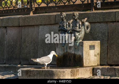 Bronze Statuen "Nix Und Nixe" am Wahrzeichen Wasserwerke oder Wasserkunst, Hansestadt Wismar, Mecklenburg-Vorpommern, Deutschland Stockfoto