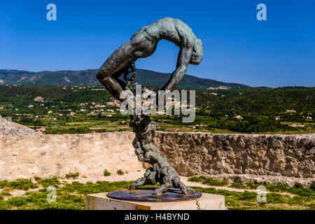 Frankreich, Provence, Vaucluse, Lacoste, Burg Ruine Lacoste, Skulptur 'Arbre De La Vie"von Ettore Greco Stockfoto