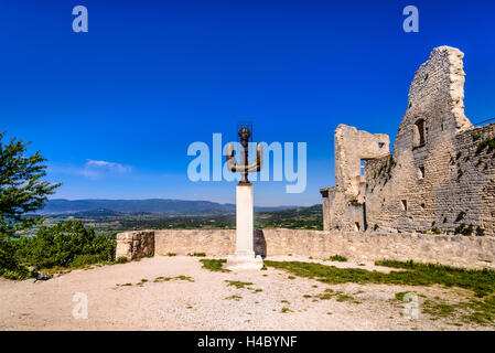 Frankreich, Provence, Vaucluse, Lacoste, Burg Ruine Lacoste, Skulptur von Marquis de Sade Stockfoto