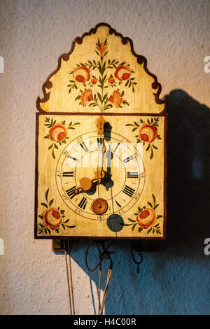 Traditionelle deutsche hölzerne Kuckucksuhr, Siegfrieds mechanischen Musical Instrument Museum, Rüdesheim, Deutschland Stockfoto