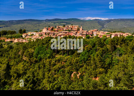 Frankreich, Provence, Vaucluse, Roussillon, Blick auf das Dorf gegen Mont Ventoux Stockfoto