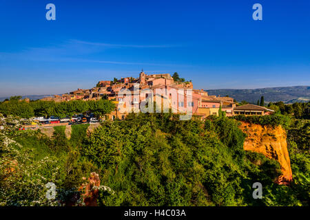 Frankreich, Provence, Vaucluse, Roussillon, Blick auf das Dorf mit ockerfarbenen Felsen Stockfoto