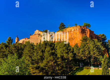 Frankreich, Provence, Vaucluse, Roussillon, Blick auf das Dorf mit ockerfarbenen Felsen Stockfoto