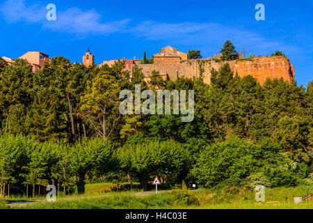 Frankreich, Provence, Vaucluse, Roussillon, Blick auf das Dorf mit ockerfarbenen Felsen Stockfoto