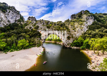 Frankreich, Rhône-Alpes, ArdÞche, Vallon-Pont-d ' Arc, Gorges de l'ArdÞche, Pont d ' Arc Stockfoto