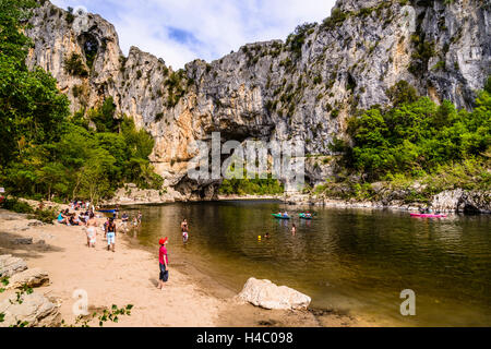 Frankreich, Rhône-Alpes, ArdÞche, Vallon-Pont-d ' Arc, Gorges de l'ArdÞche, Pont d ' Arc Stockfoto