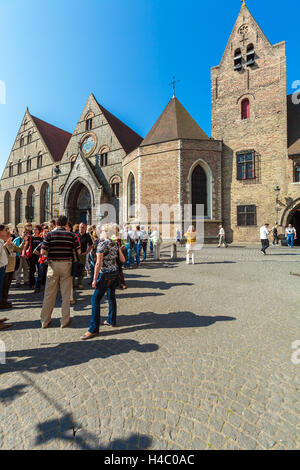 Brügge, Belgien - 6. April 2008: Touristen vor Sint-Janshospitaal mit einem medizinischen Museum & Werke von Hans Memling Stockfoto