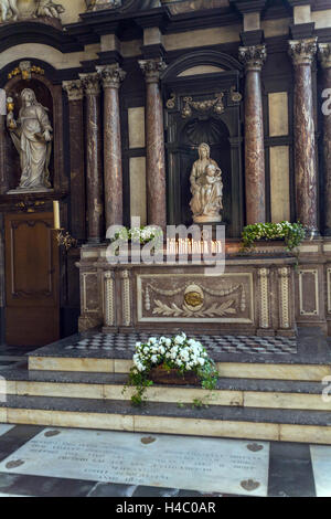 Brügge, Belgien - 6. April 2008: Innenraum der Kirche Notre-Dame mit weißen Marmor Skulptur der Madonna mit Kind von erstellt Stockfoto