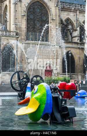 Strawinsky-Brunnen von Bildhauer Jean Tinguely und Jean Tinguely, 1983 gegründet befindet sich im Ort Strawinsky, neben dem Centre Pompidou, Paris, Frankreich Stockfoto