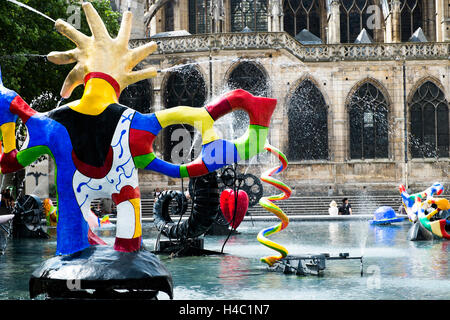 Strawinsky-Brunnen von Bildhauer Jean Tinguely und Jean Tinguely, 1983 gegründet befindet sich im Ort Strawinsky, neben dem Centre Pompidou, Paris, Frankreich Stockfoto