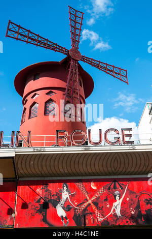 Blick auf das klassische Moulin Rouge in Paris, Frankreich Stockfoto