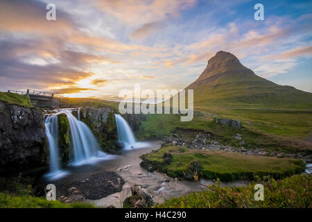 Kirkjufellsfoss in den Sonnenuntergang Stockfoto