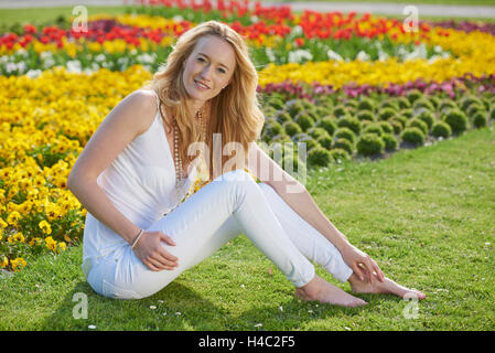 Frau, jung, Wiese, sitzend, Stadtpark Stockfoto