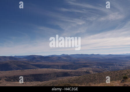 Felder der Berge mit einem Sturm in den Wolken im Mountain Zebra National Park. Stockfoto