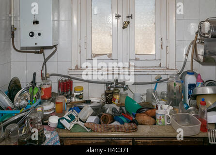 Haufen von schmutziges Geschirr in einer Küche Waschbecken Stockfoto