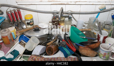 Haufen von schmutziges Geschirr in einer Küche Waschbecken Stockfoto