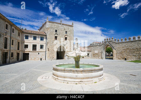 Turm von Alfonso XI und Teil der ehemaligen Stadtmauer an der Abtei von Santa Maria la Real de Las Huelgas, ein Kloster der gestehe Stockfoto