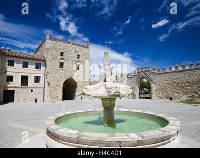 Turm von Alfonso XI und Teil der ehemaligen Stadtmauer an der Abtei von Santa Maria la Real de Las Huelgas, ein Kloster der gestehe Stockfoto