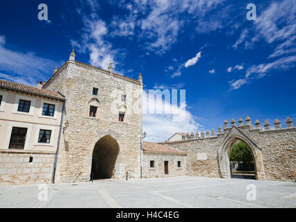 Turm von Alfonso XI und Teil der ehemaligen Stadtmauer an der Abtei von Santa Maria la Real de Las Huelgas, ein Kloster der gestehe Stockfoto