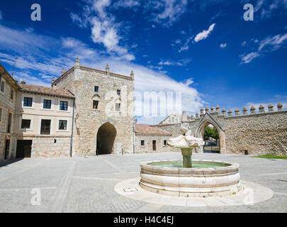 Turm von Alfonso XI und Teil der ehemaligen Stadtmauer an der Abtei von Santa Maria la Real de Las Huelgas, ein Kloster der gestehe Stockfoto