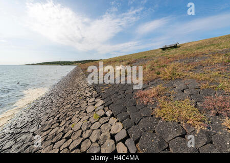 Deich auf der Insel Vlieland nahe dem Dorf Oost-Vlieland in den Niederlanden Stockfoto