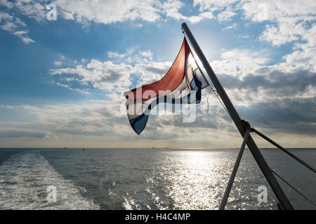 Wattenmeer mit niederländischer Flagge von der Fähre aus gesehen Stockfoto