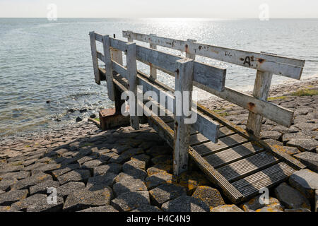 Steuerelement angedockt auf ein Wasser Luis auf dem Wattenmeer Insel Vlieland in den Niederlanden Stockfoto