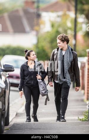 Ein Tanzstudio in Bristol streng Come Dancing paar Claudia Fragapane und Partner AJ Pritchard angekommen. Stockfoto