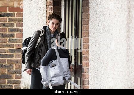 Ein Tanzstudio in Bristol streng Come Dancing paar Claudia Fragapane und Partner AJ Pritchard angekommen. Stockfoto