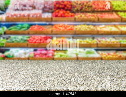 Leere Marmortisch vor unscharfen Supermarktregal Früchte Stockfoto