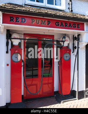 Rote Pumpe Garage Great Missenden Buckinghamshire Stockfoto