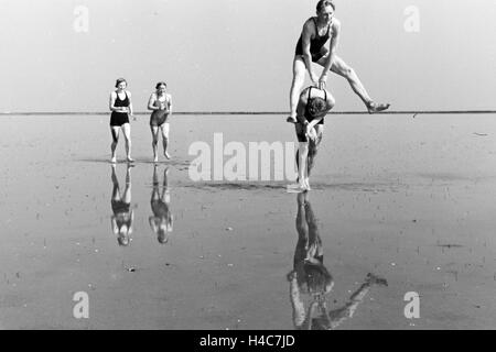 Urlauber Auf der Nordseeinsel Juist, Deutschland 1930er Jahre. Urlauber auf der Ostfriesischen Insel Juist, Deutschland der 1930er Jahre Stockfoto