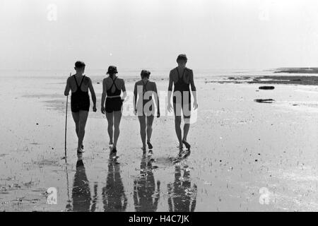 Urlauber Auf der Nordseeinsel Juist, Deutschland 1930er Jahre. Urlauber auf der Ostfriesischen Insel Juist, Deutschland der 1930er Jahre Stockfoto