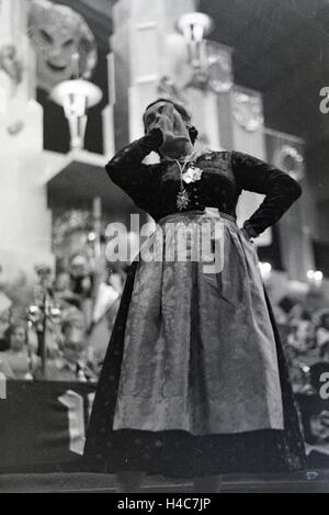 Büttenrednerin Auf Einer Karnevalssitzung, Deutsches Reich 1937. Karneval-Redner bei einer Karnevalssitzung, Deutschland 1937. Stockfoto