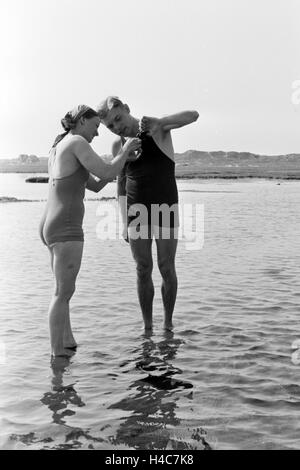 Urlauber bin Strang der Nordseeinsel Juist, Deutschland 1930er Jahre. Urlauber am Strand der Ostfriesischen Insel Juist, Deutschland der 1930er Jahre Stockfoto