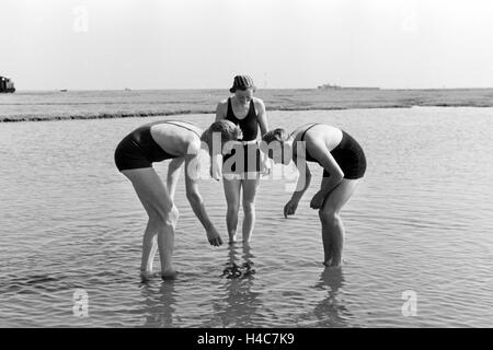 Urlauber bin Strang der Nordseeinsel Juist, Deutschland 1930er Jahre. Urlauber am Strand der Ostfriesischen Insel Juist, Deutschland der 1930er Jahre Stockfoto