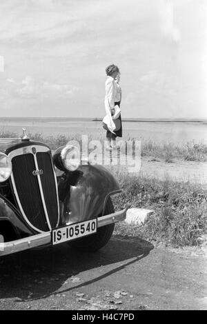 Eine Frau ein Einems Audi in Norddeich, Deutschland, 1930er Jahre. Frau mit einem Audi-Auto in Norddeich, Deutschland der 1930er Jahre Stockfoto