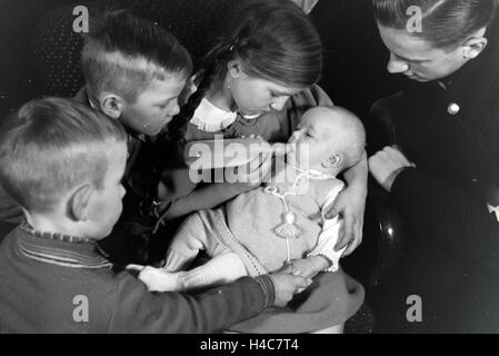 Mitglieder Einer Kinderreichen Familie Mit Dem Neugeborenen, 1930er Jahre Deutsches Reich. Mitglieder einer Großfamilie mit dem Neugeborenen Baby, Deutschland der 1930er Jahre Stockfoto